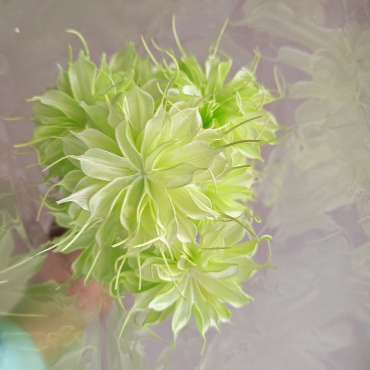 Lebensechte dekorative Blumensträuße