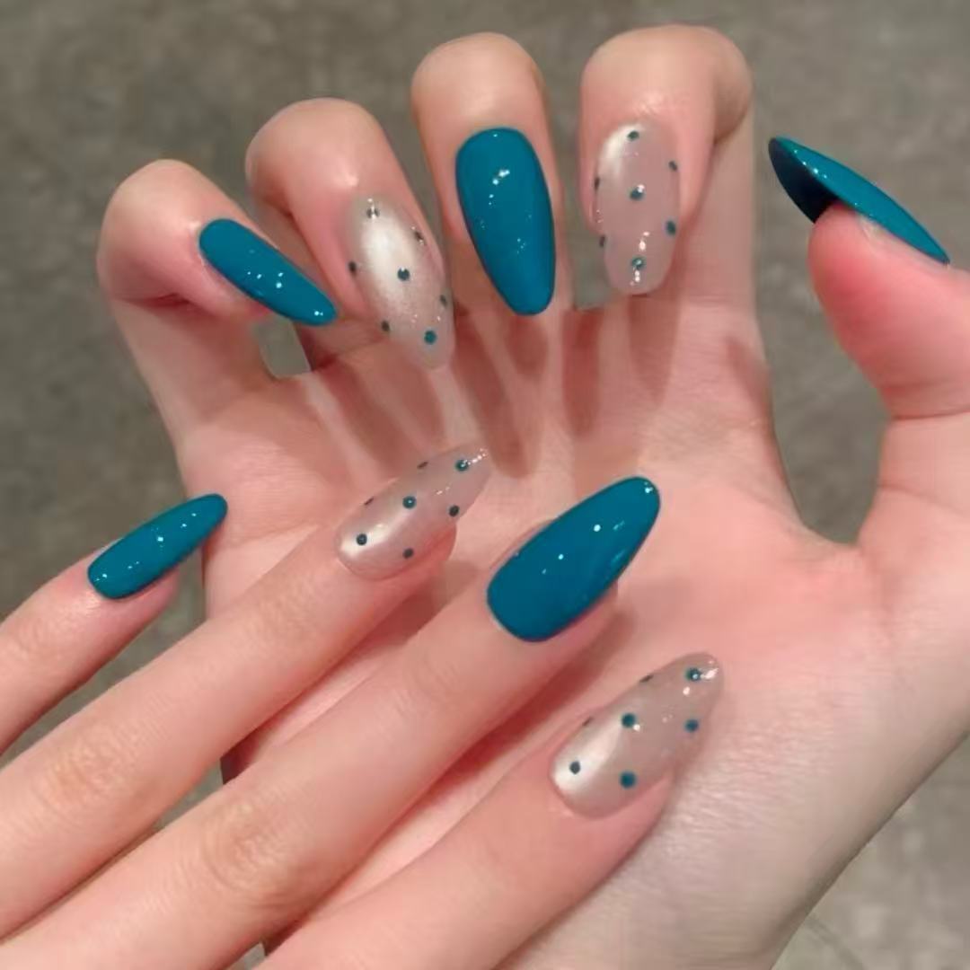 Elegantes Press-On-Nagelkunstset mit Juwelenelementen Karnz