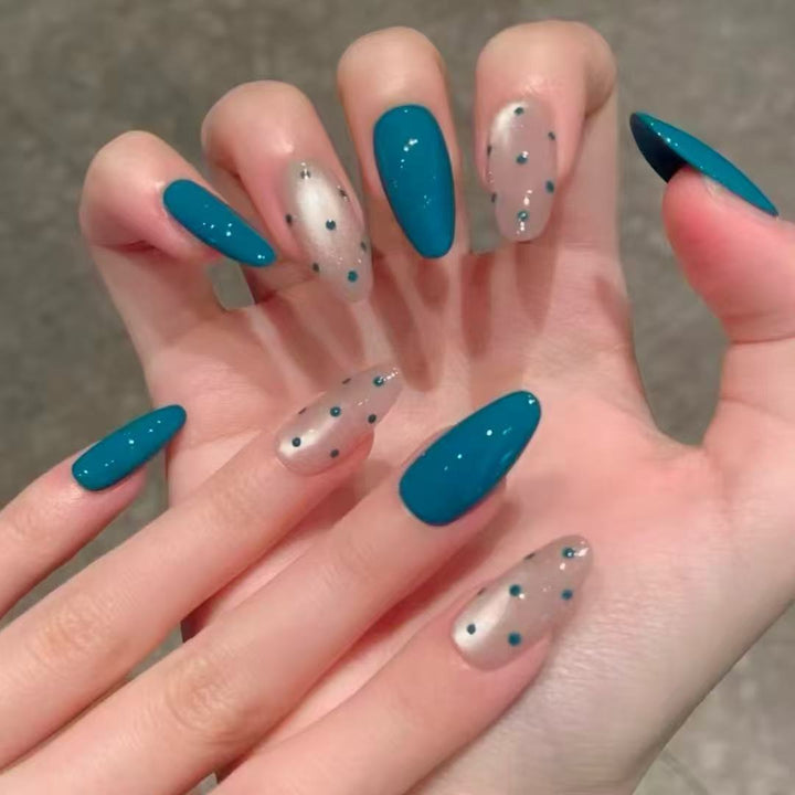 Elegantes Press-On-Nagelkunstset mit Juwelenelementen Karnz