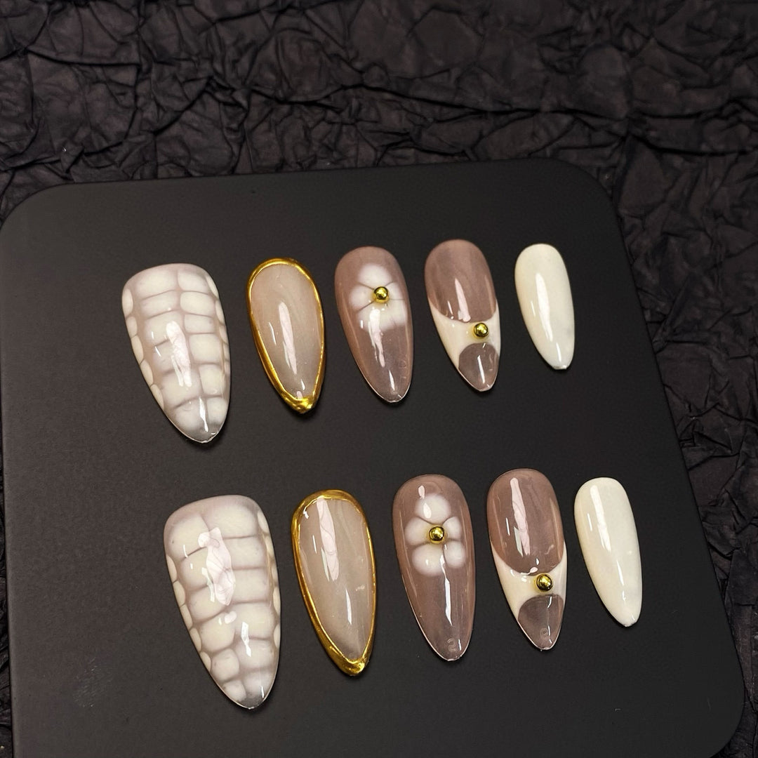 Künstlerisches Press-On-Nagelset mit goldenen Akzenten