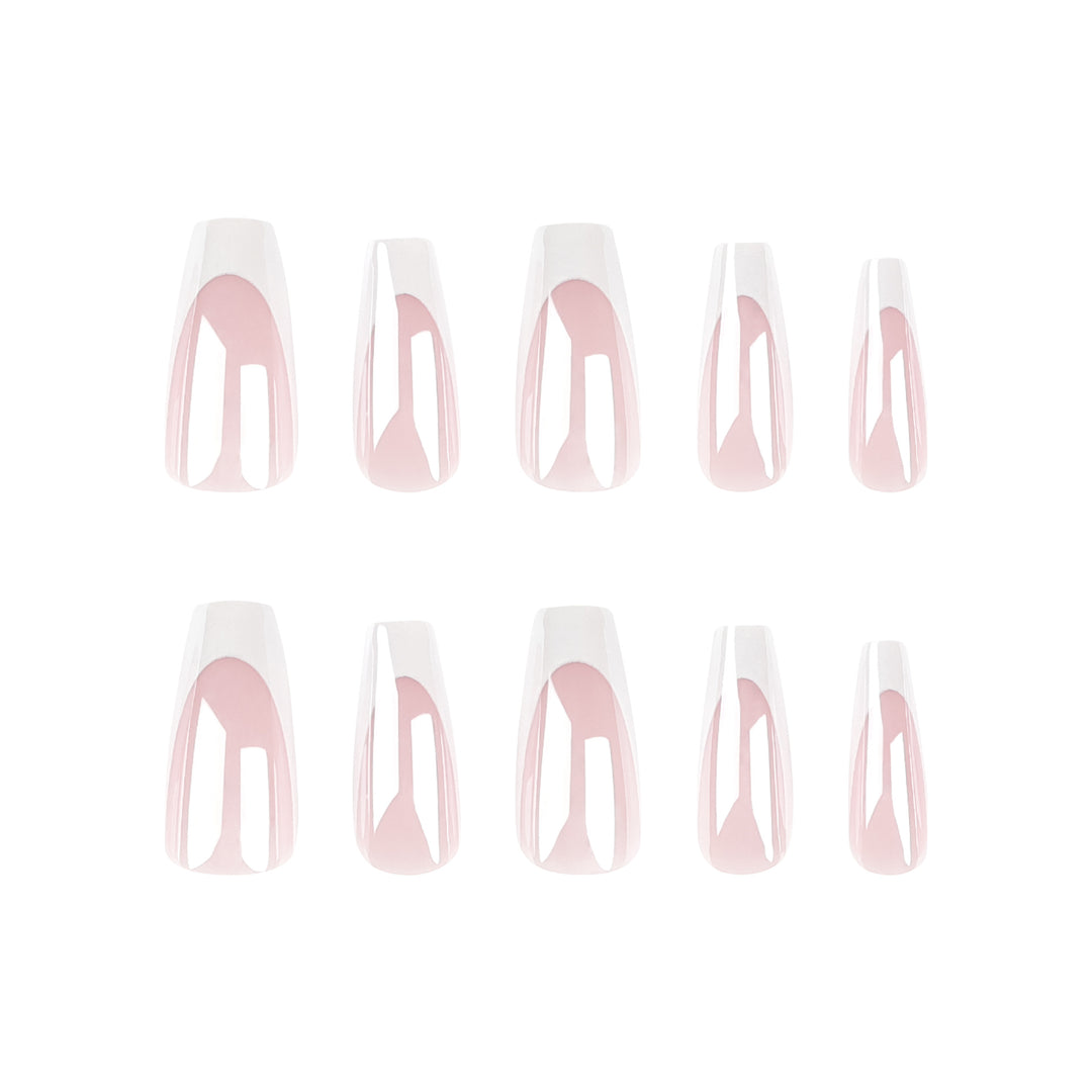 Elegante Nagelverlängerungen mit Hochglanz-Finish und präzisem French-Tip Karnz