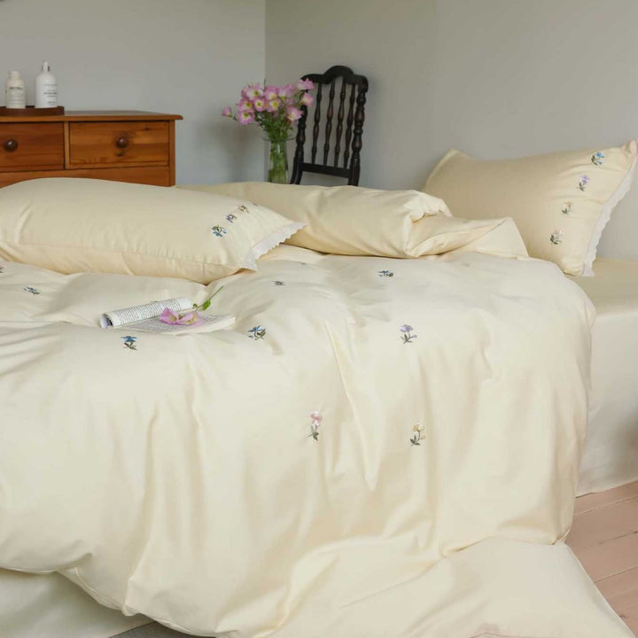 Besticktes Baumwollsatin-Bettwäsche-Set mit dezentem Blumen‑Streumotiv