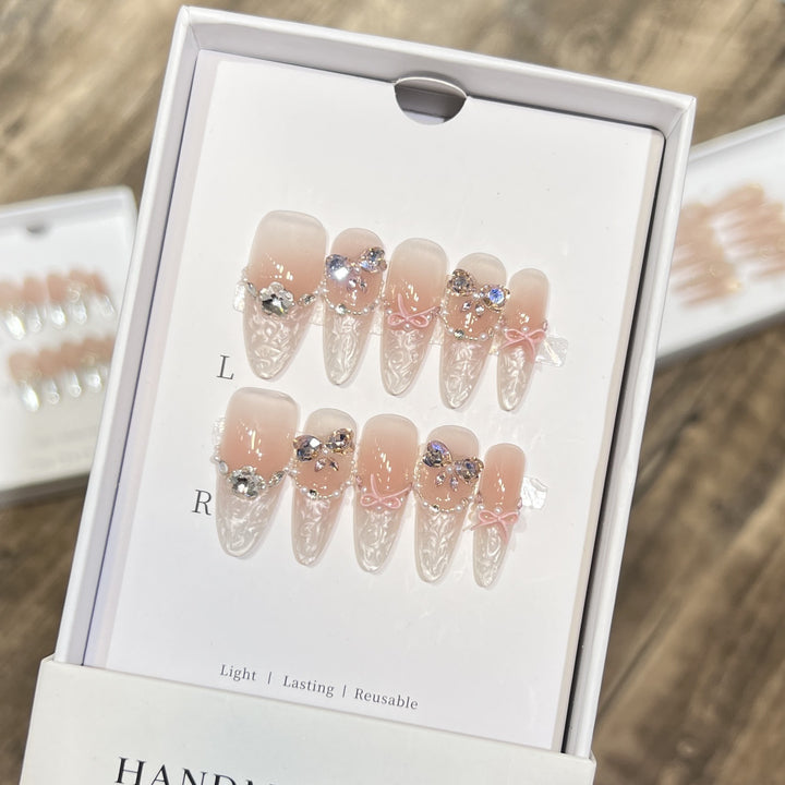 Dekoratives Stiletto Druck-Nagel-Set mit Schleifen- und Juwelenelementen Karnz