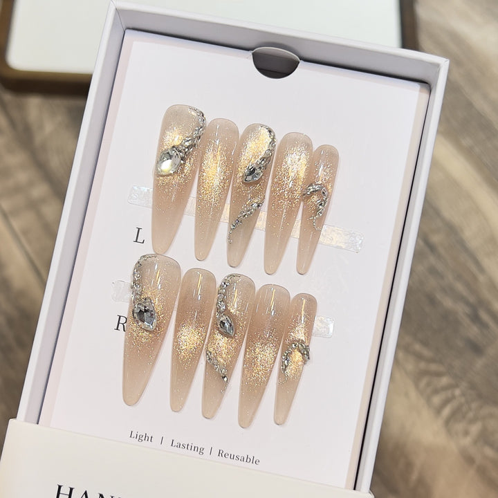 Dekoratives Stiletto Press-On-Nagelkunstset mit Kristallakzenten Karnz