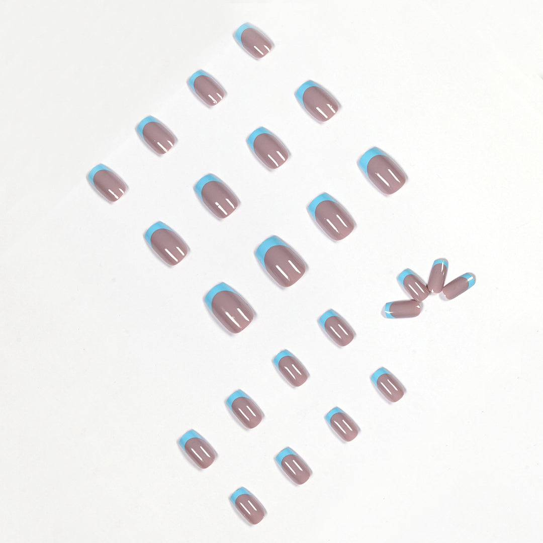 Künstliche Nägel mit kreativem French-Tip Design Karnz