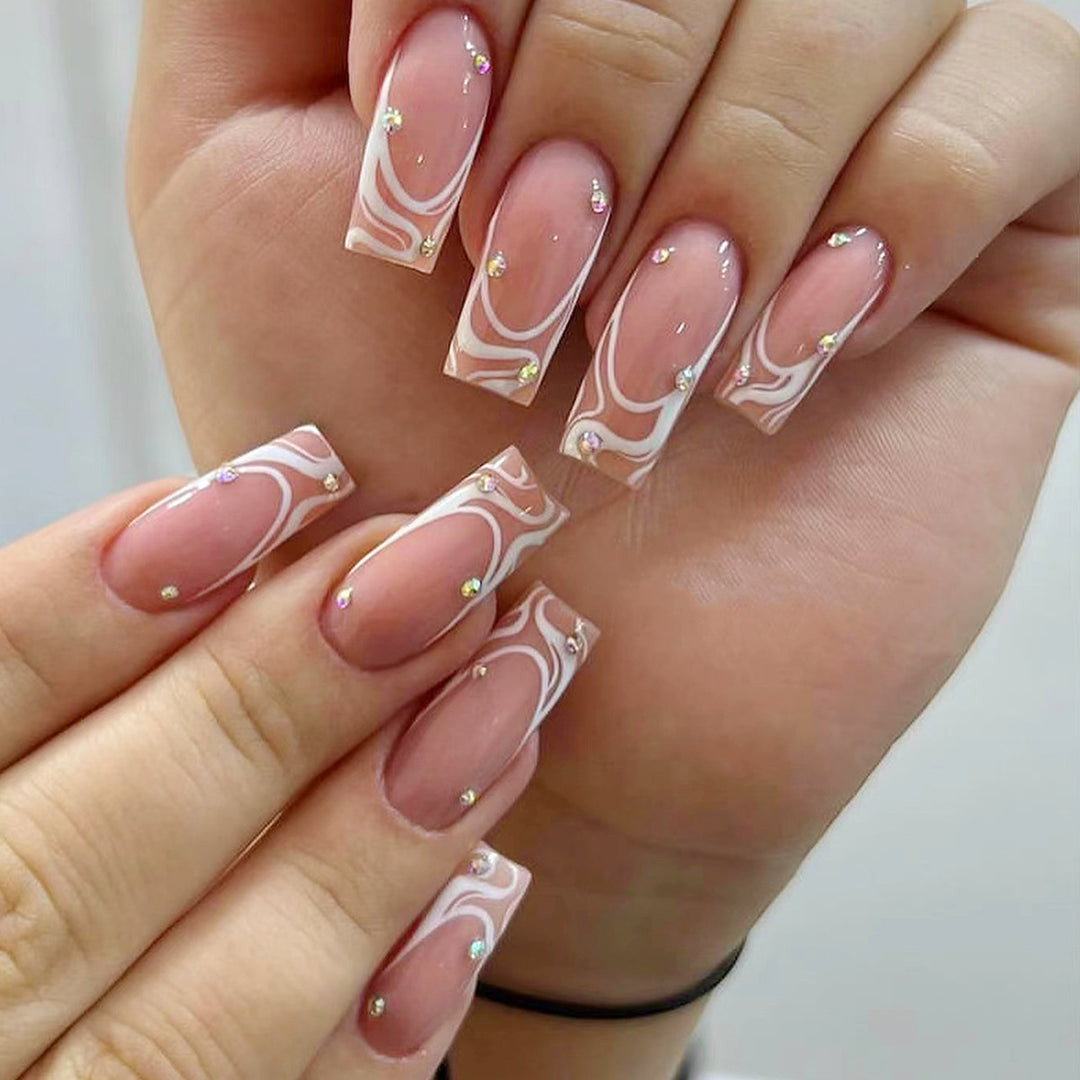 Kunstvolle Nägel mit elegantem Design Karnz