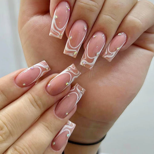 Kunstvolle Nägel mit elegantem Design Karnz