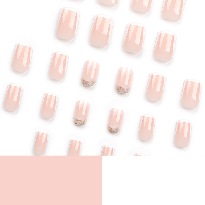 Kunstvolle Nagelverlängerungen mit französischem Design Karnz