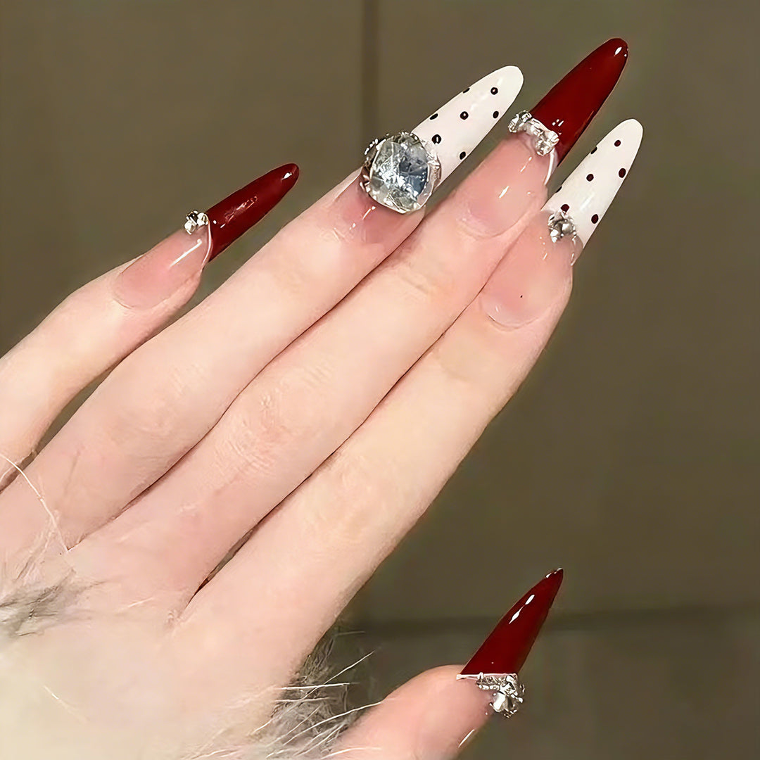 Glamouröse Kunstnageldesigns mit Kristallverzierung Karnz