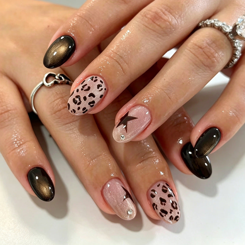 Kunstnägel im modernen Animal-Print Design Karnz