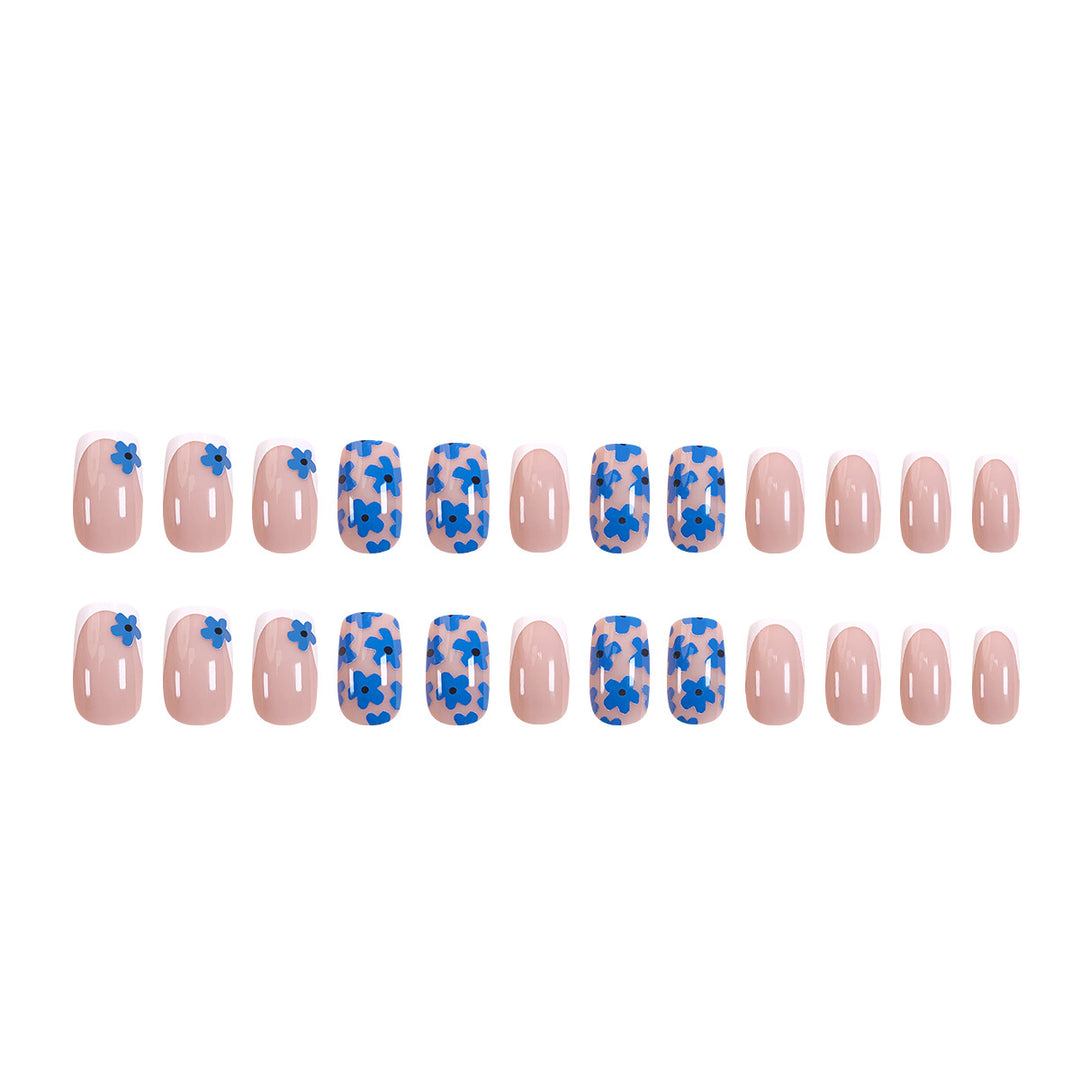 Exquisites Nageldesign mit blumigen Akzenten Karnz