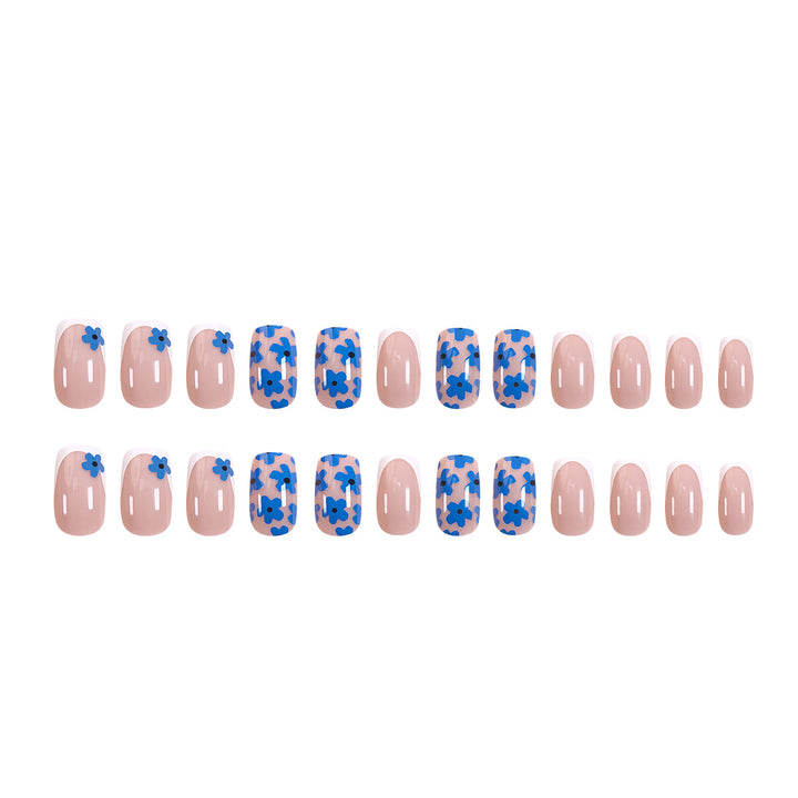 Exquisites Nageldesign mit blumigen Akzenten Karnz