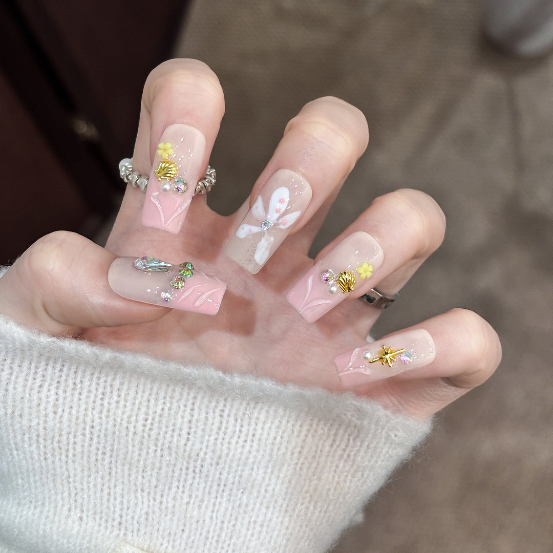 Blumen Design Druck auf Nägel mit Kristallakzenten