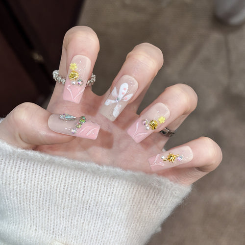 Blumen Design Druck auf Nägel mit Kristallakzenten