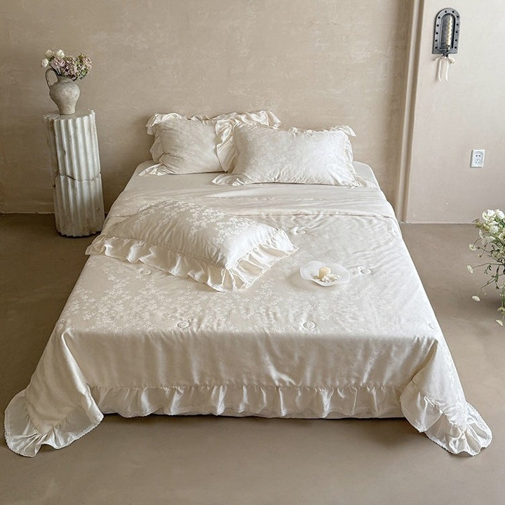 Luxuriöse Satin-Bettwäsche-Garnitur mit floraler Jacquardstruktur, Volant und seidigem Finish