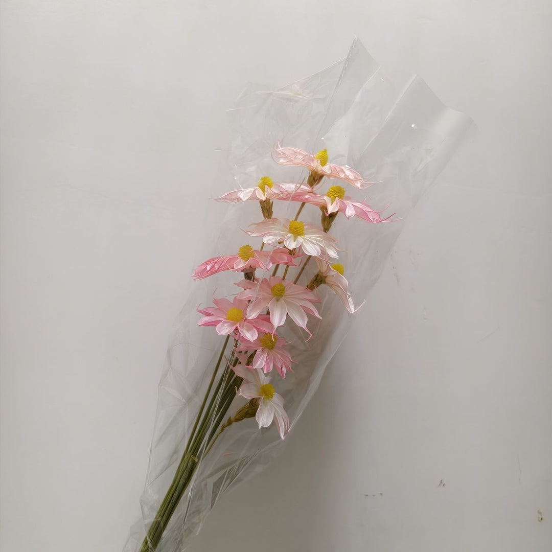 Vibrant künstlicher Blumenstrauß mit stilvoller Verpackung