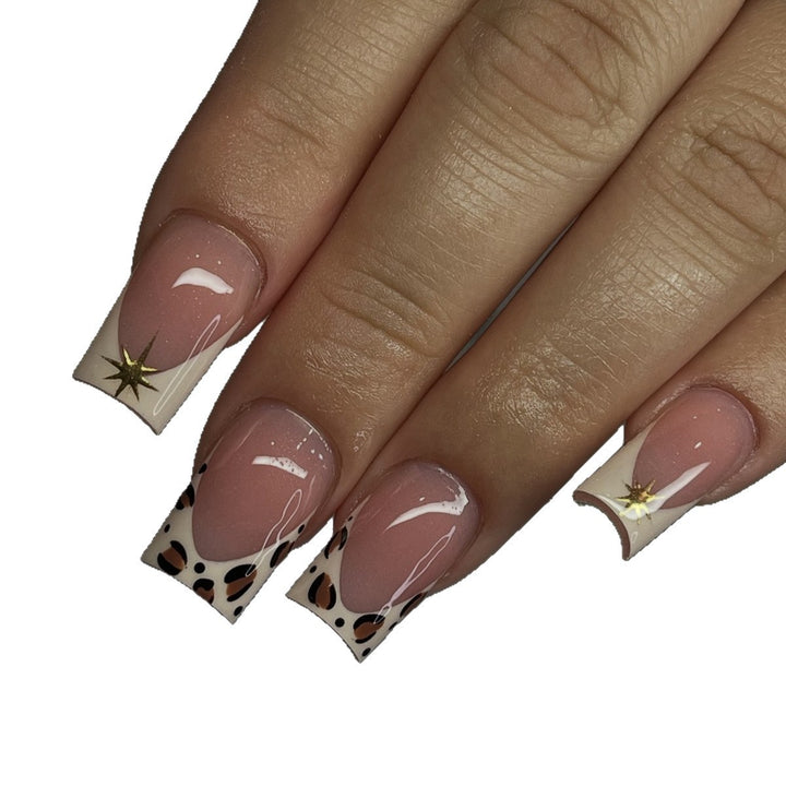 Kreatives Kunstnagelset mit eleganten Leoparden- und Glitzerakzenten Karnz
