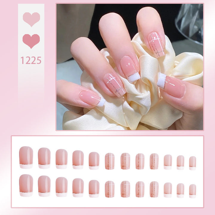 Kunstnagelset mit elegantem French-Tipp und Glitzerakzenten Karnz