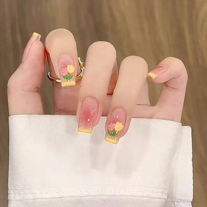 Kunstvolle Nagelset mit 3D-Blumen- und Schleifendetails Karnz