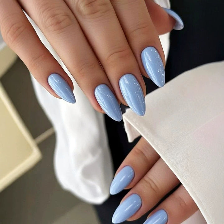 Kunstnagelset mit eleganten, hochglänzenden Spitzen Karnz