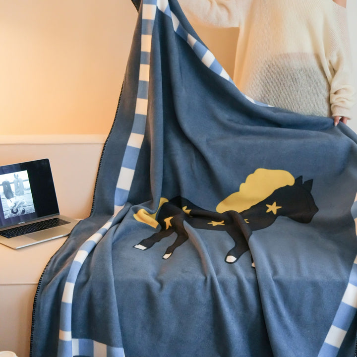 Kuscheldecke mit Pferdeillustration, extraweiche Mikrofaser und gestreiftem Rand