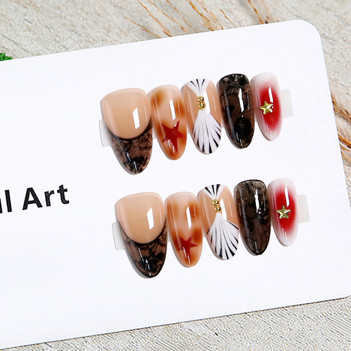 Kunstvolle Nagelspitzen mit glamourösem Design Karnz