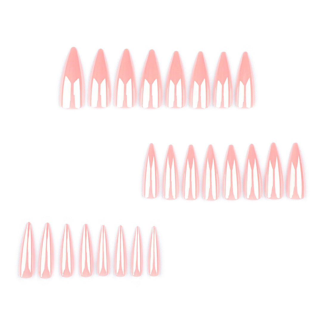 Kunstvolle Stiletto-Nägel mit Hochglanz-Finish Karnz