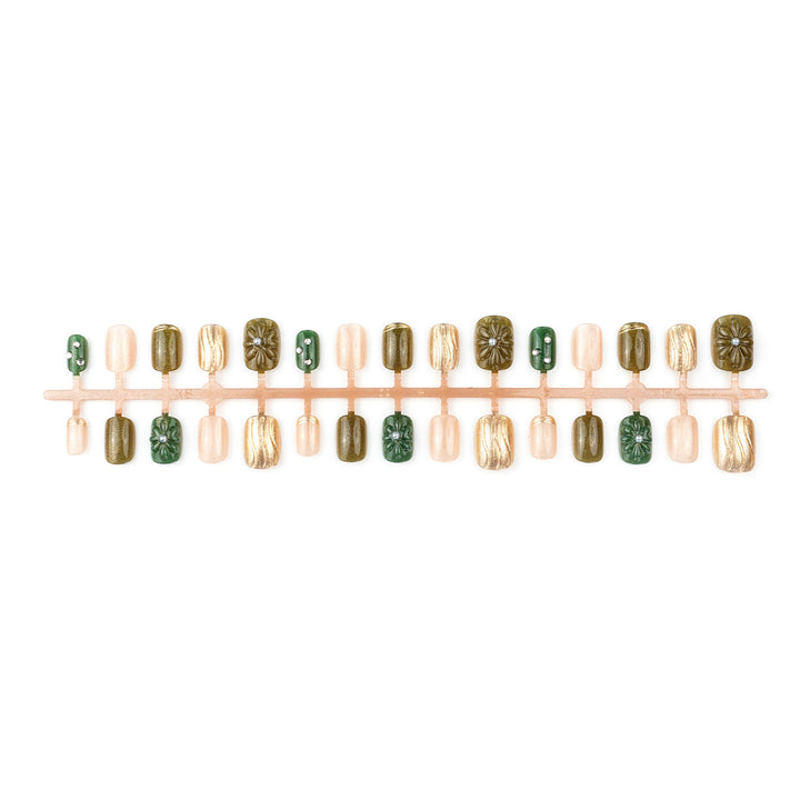 Kreatives Nagelset Karnz