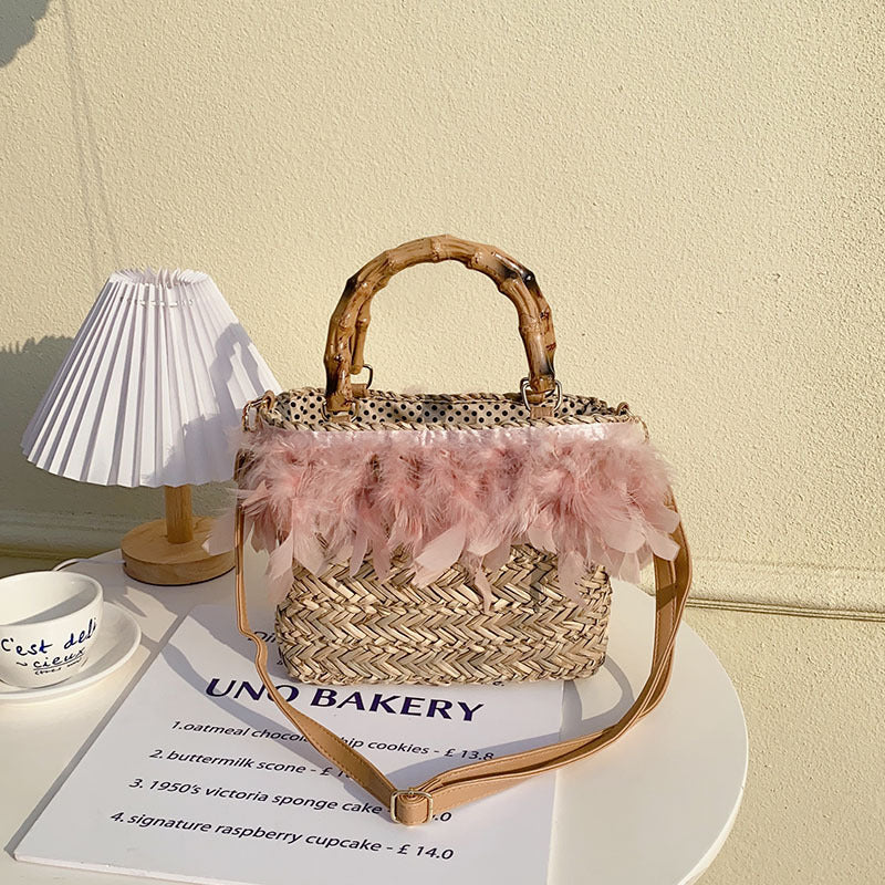 Damen Handtasche mit eleganter Federverzierung und strukturiertem Korbdesign Karnz