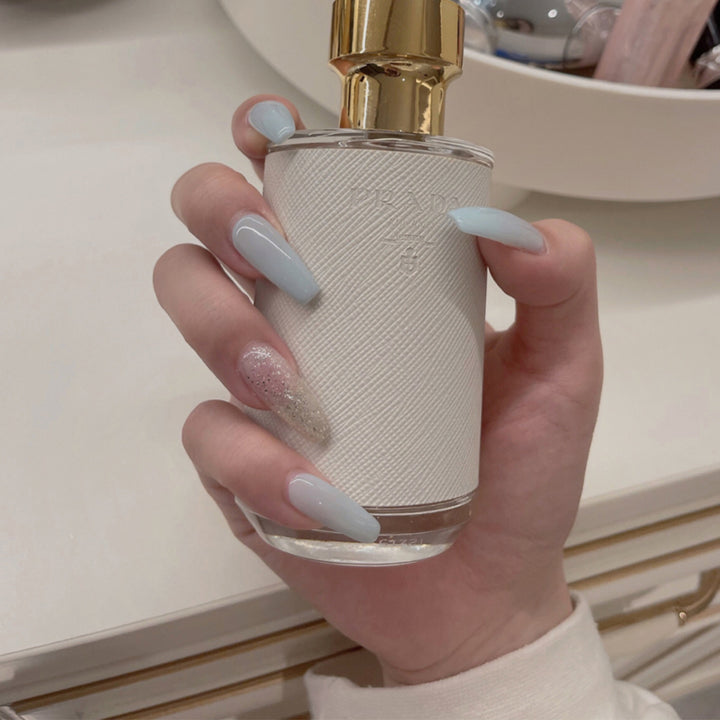 Elegante Nagelkunst mit glamourösen Effekten Karnz