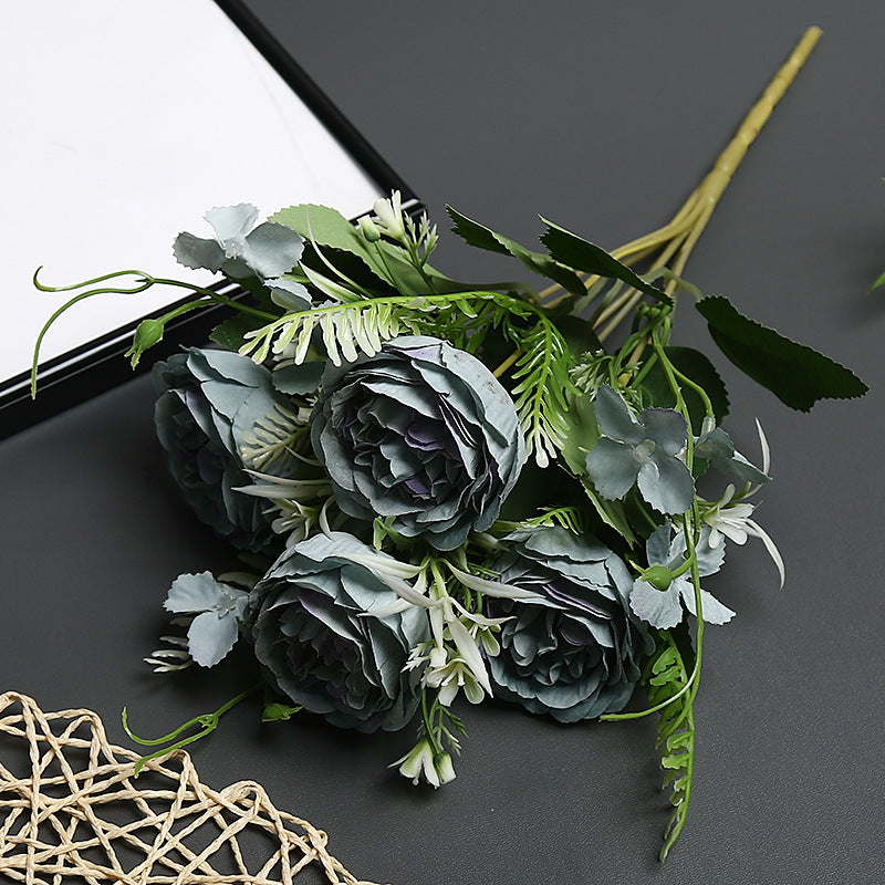 Dekorative Blumenarrangement für den Innenbereich