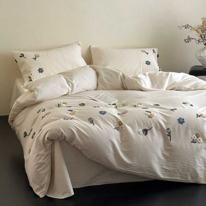 Gestepptes Bettwäsche-Set mit dreidimensionaler Blumenstickerei und Kissenbezügen