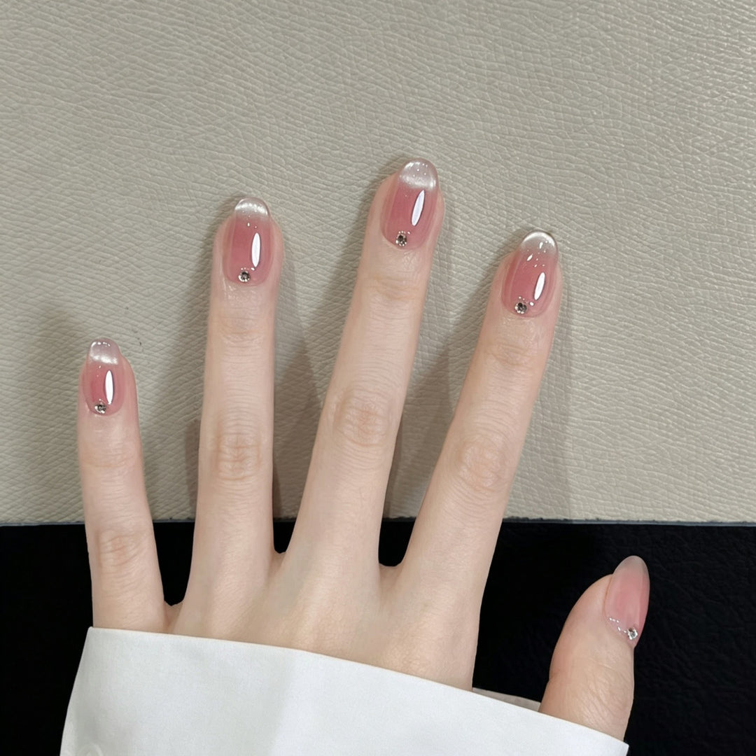 Elegante French Tip Press-On Nägel mit Kristallakzenten