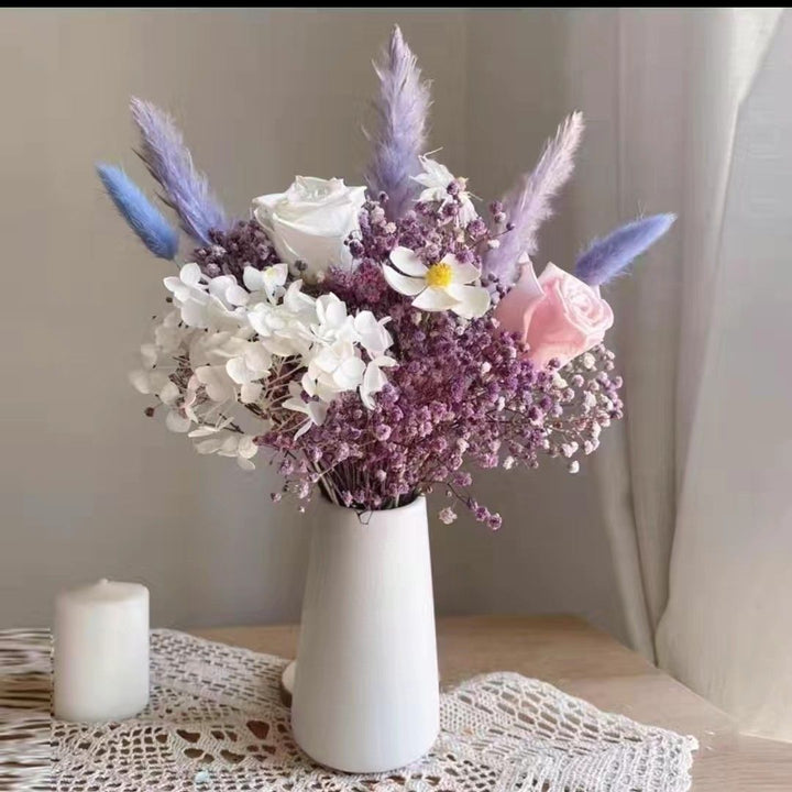 Trockenblumenarrangement in eleganter Vase
