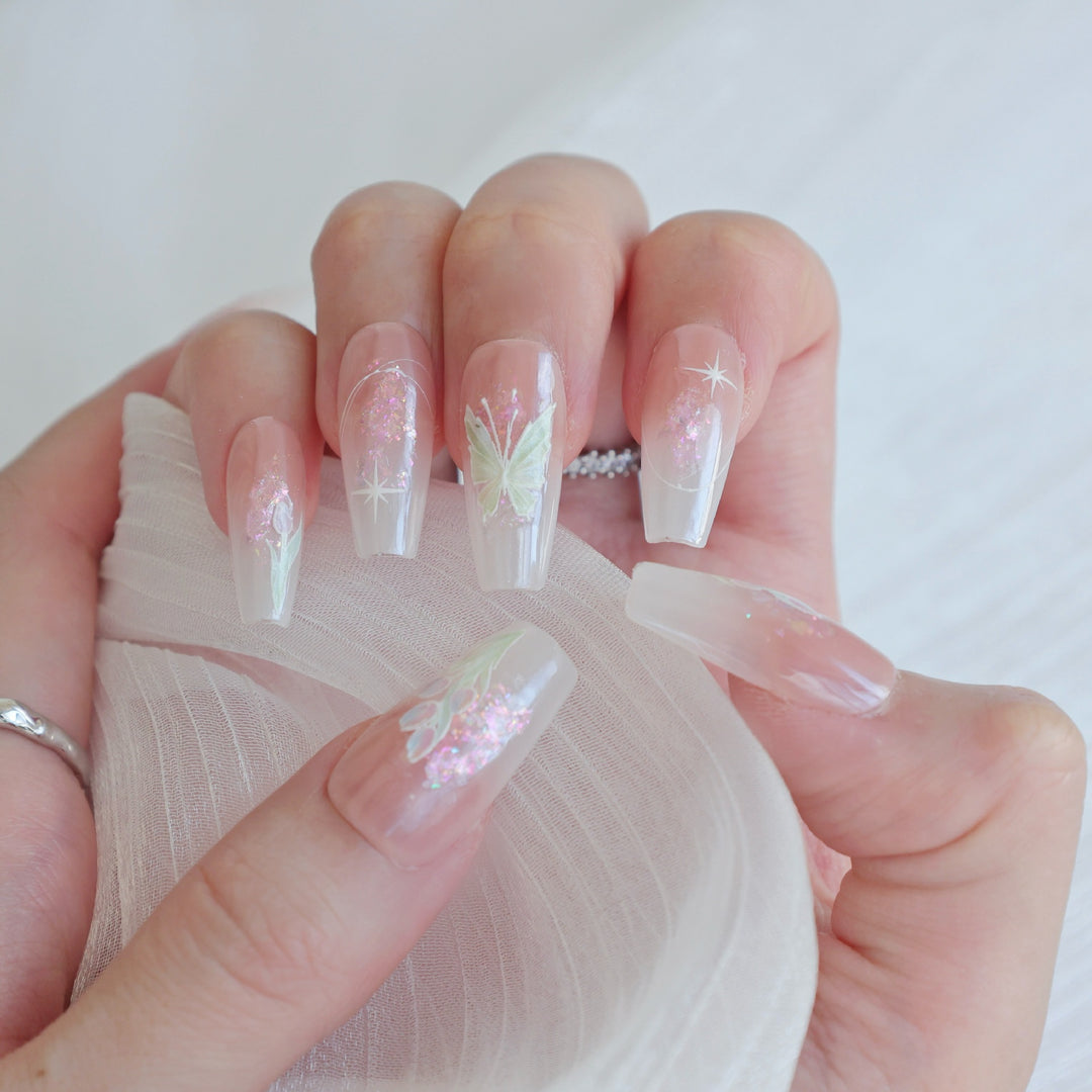 Künstlerisches Press-On Nagelkunstset mit Herz- und himmlischen Designs