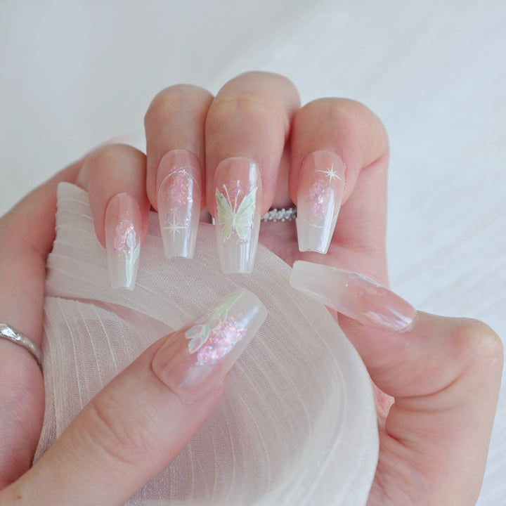 Künstlerisches Press-On Nagelkunstset mit Herz- und himmlischen Designs