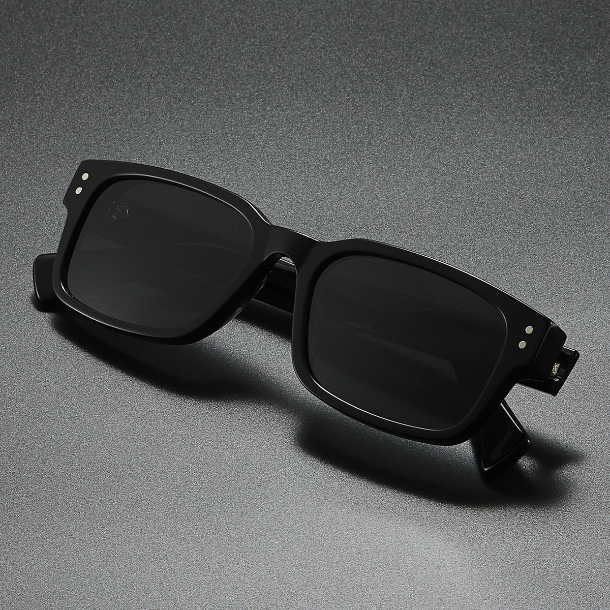 Damen Sonnenbrille im modernen, minimalistischen Design Karnz