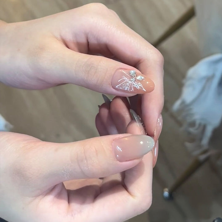 Elegantes Press-On-Nagelkunst-Set mit floralen und Edelstein-Akzenten Karnz