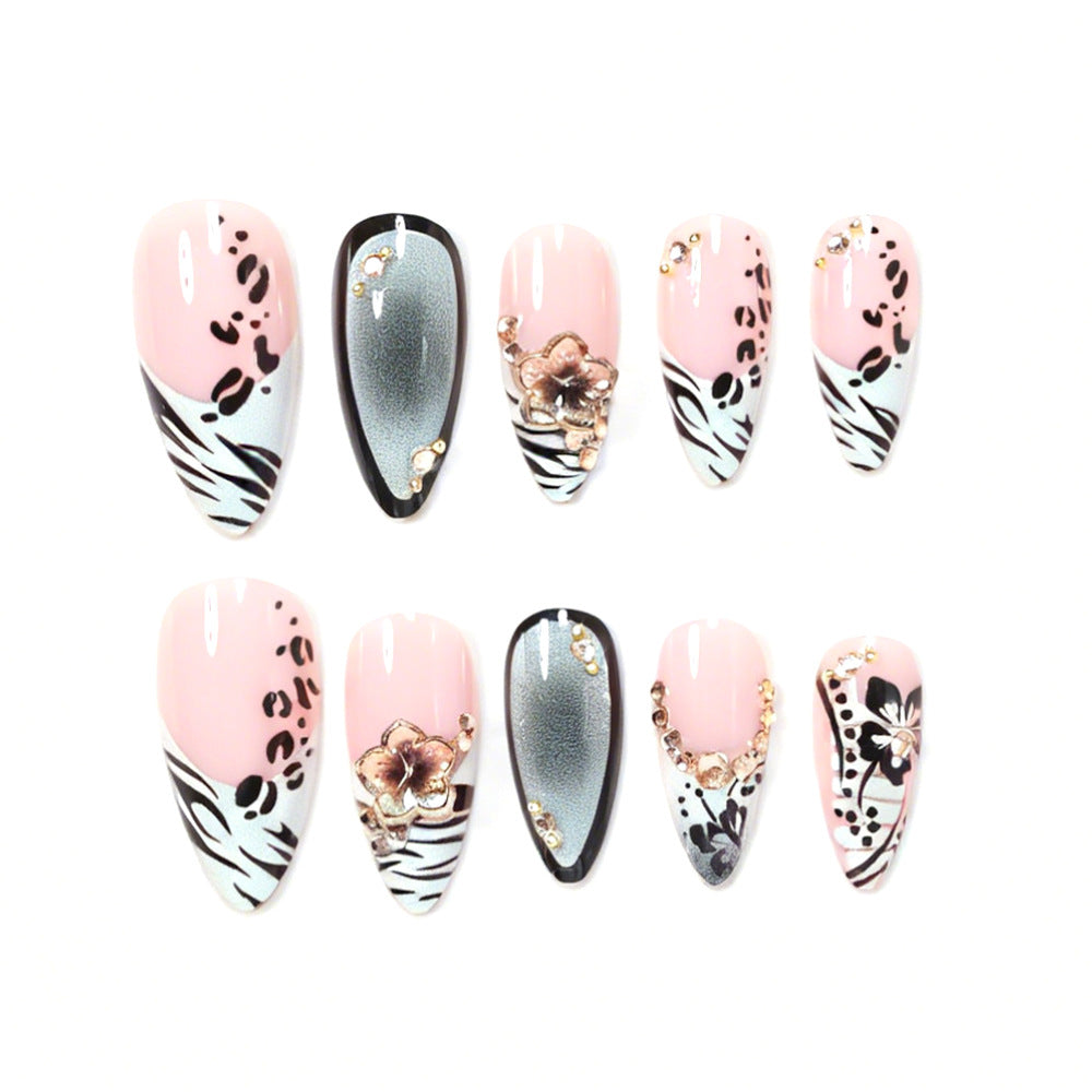 Dekorative Stiletto Nagelkunst Tipps mit floralen Akzenten Karnz
