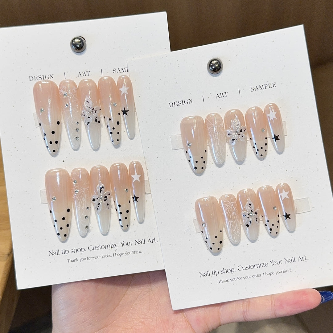 Kunstnägel Set mit Kreativen Designs und Schimmernden Akzenten Karnz