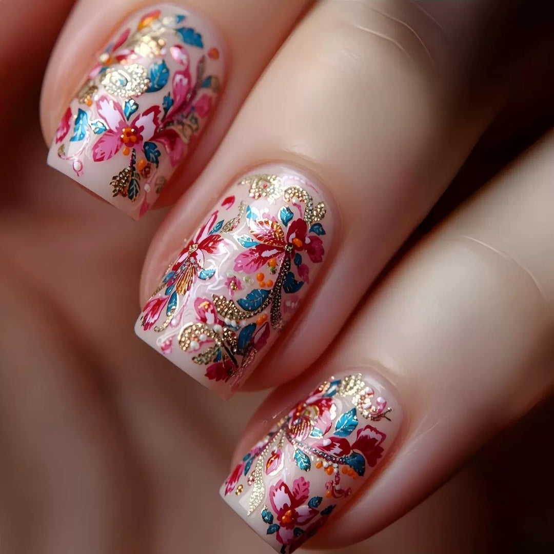 Kunstnagelset mit detailreichen floralem Design Karnz