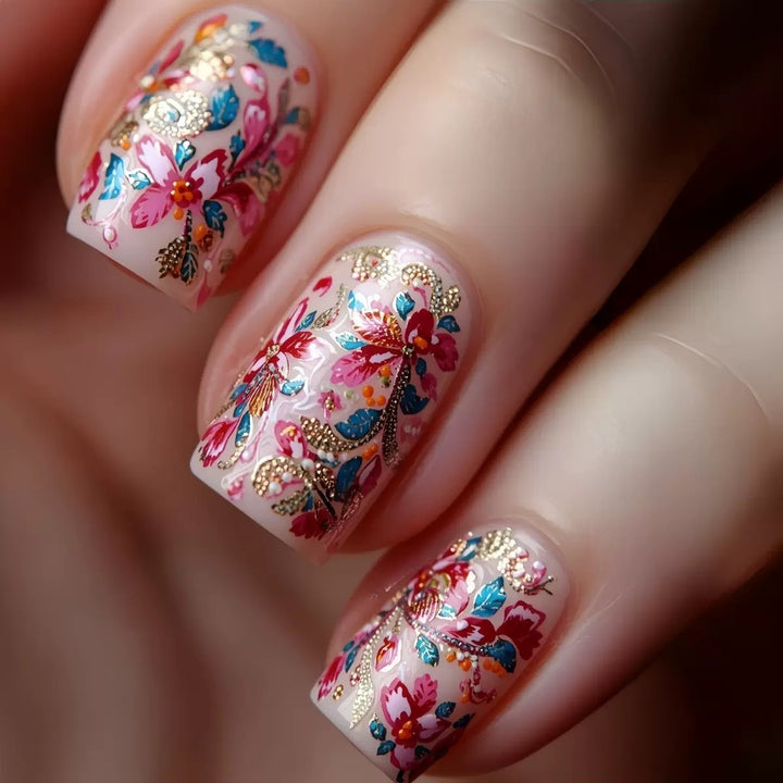 Kunstnagelset mit detailreichen floralem Design Karnz