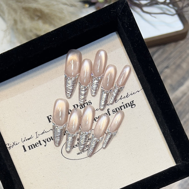 Stylisches Press-On-Nagelset mit metallischen Akzenten