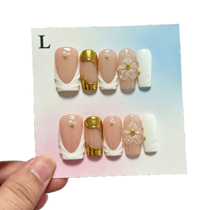Florales Press-On-Nagelset mit Edelsteinakzenten