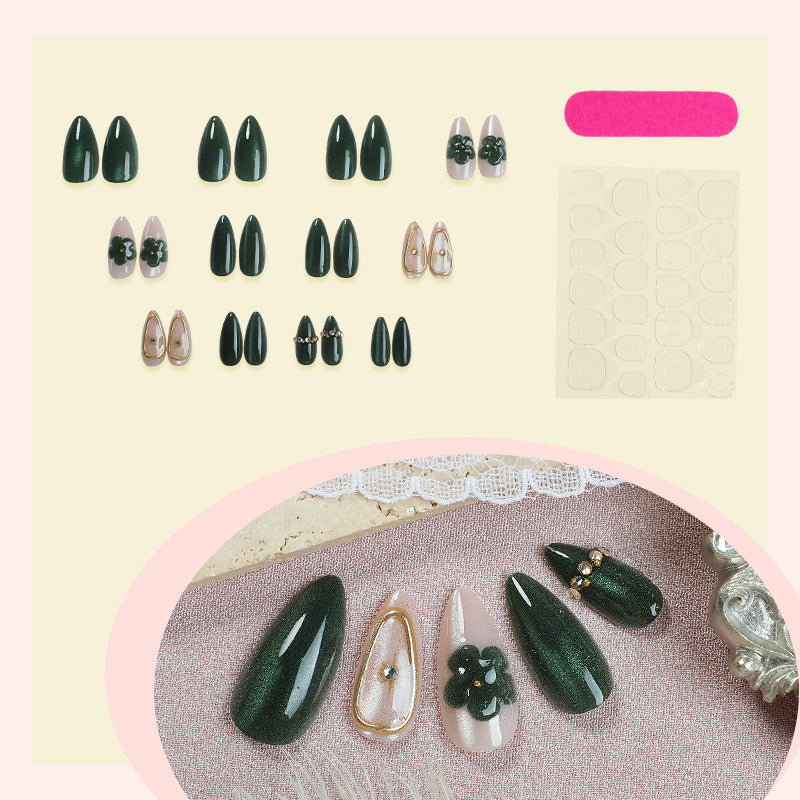 Glamouröse Press-On Nagelset mit dekorativen Blumenakzenten Karnz