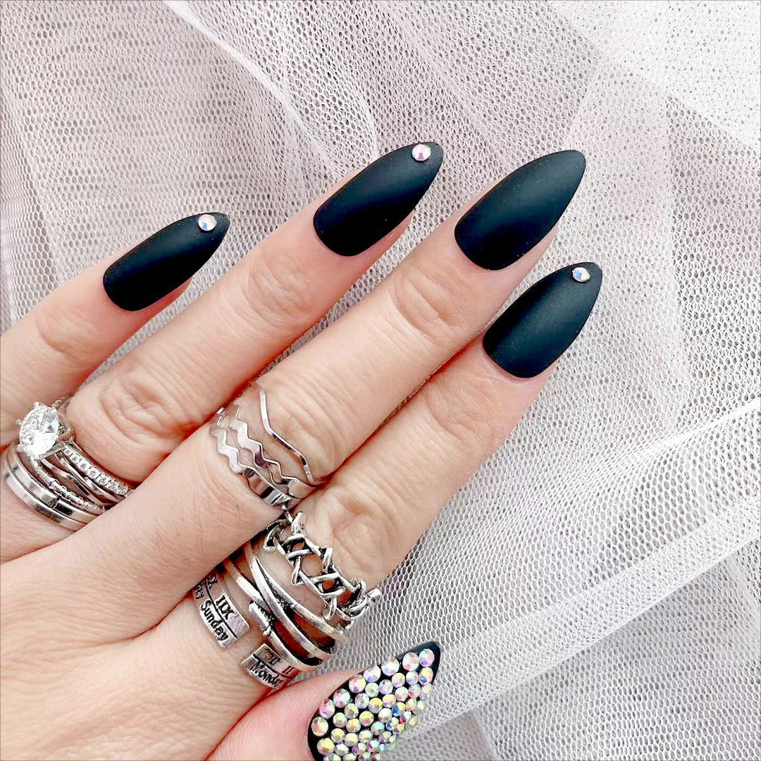 Kunstnagelset mit mattem Finish und funkelnden Akzenten Karnz