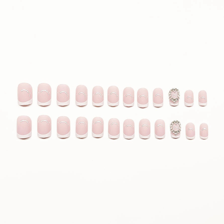 Kunstnagelset mit Elegantem French Design und Strassverzierungen Karnz