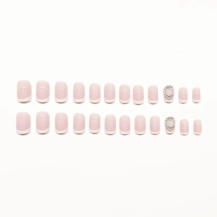 Kunstnagelset mit Elegantem French Design und Strassverzierungen Karnz