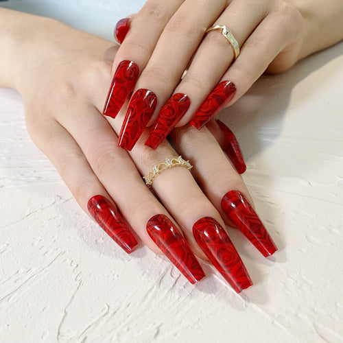 Kunstvolle Stiletto-Nägel mit floralem 3D-Design Karnz