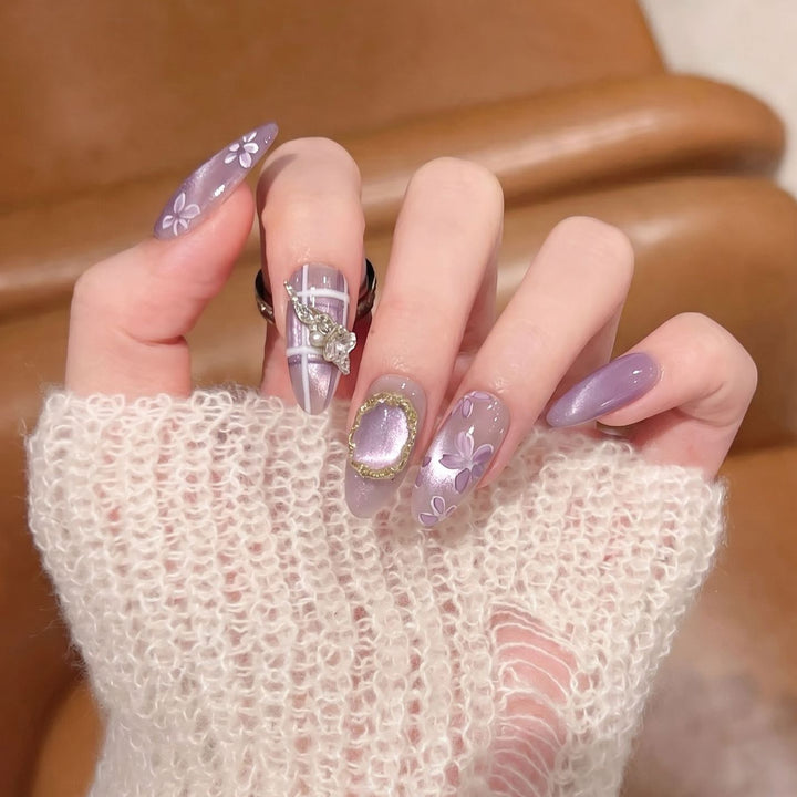 Künstlerisches Press-On-Nagelset mit floralen Akzenten Karnz